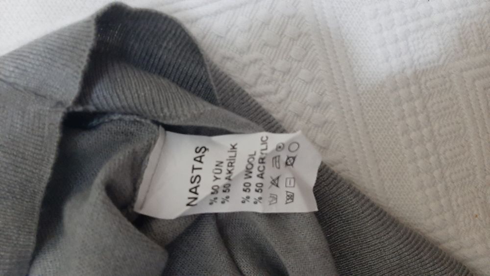Pulover marimea XL nou fara eticheta de culoare gri
Dim.lg.71 cm,lg.m