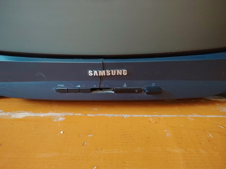 Еки SAMSUNG телевизорлары +2 тюнер, пульлары менен сатылады.