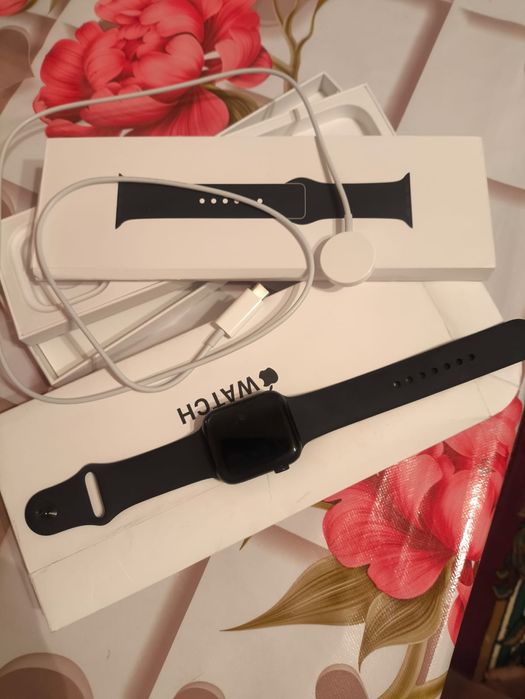 Apple Watch SE 44 мм черный