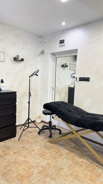 Оборудванвто за маникюр и кошетка за мигли