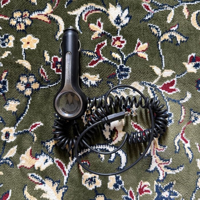 Motorola v9, v13 larga mashina zaryadchik
