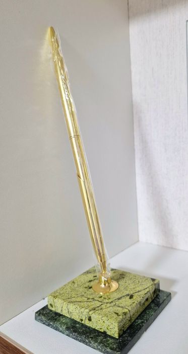 Подарочная Ручка на подставке из натуральных камней.