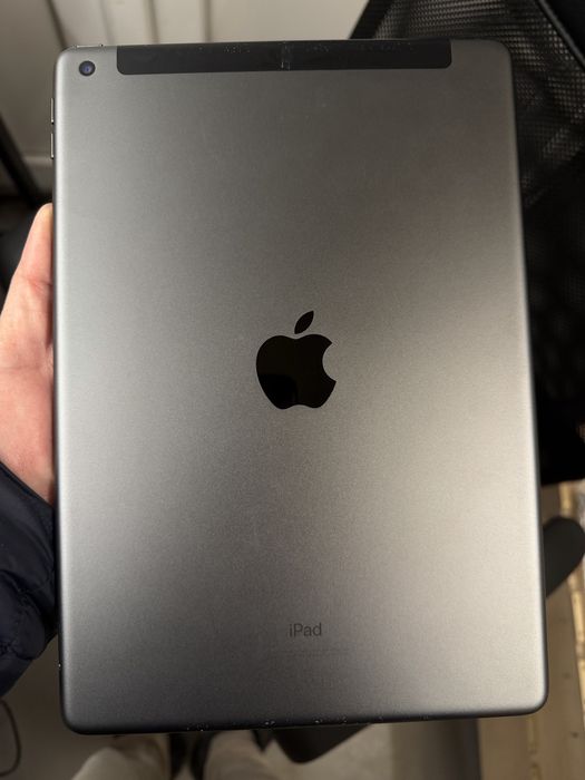 Apple iPad gen 8th in stare buna cu tastatura