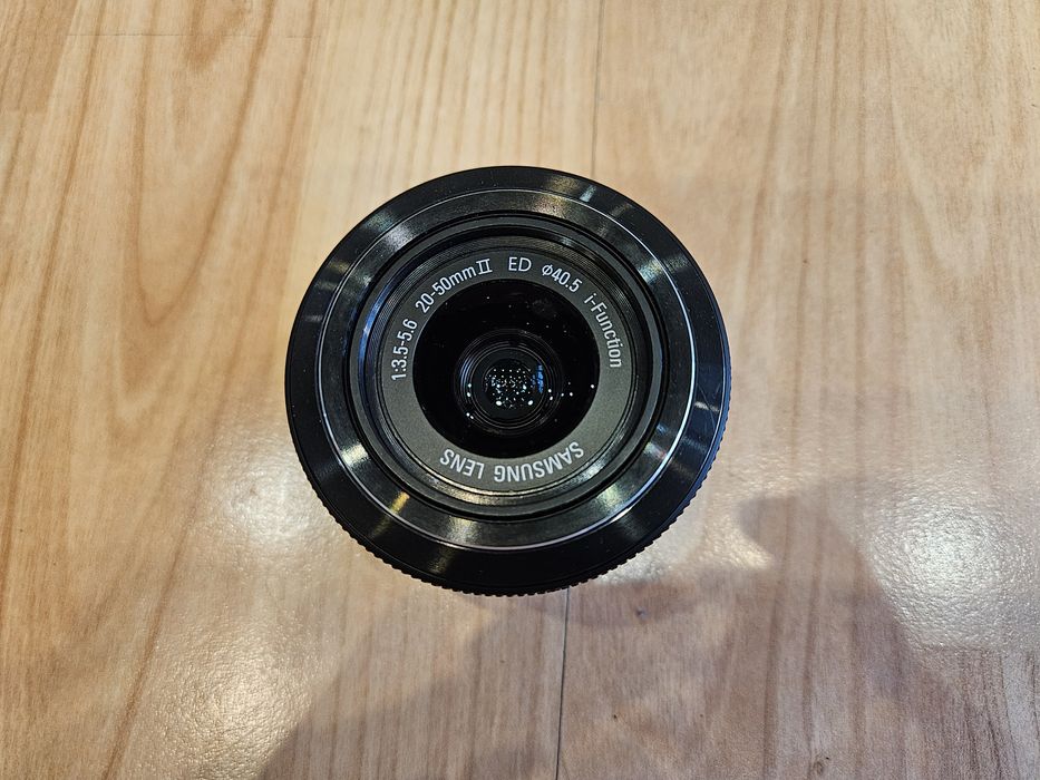 Samsung NX 100+obiective+geanta (mirrorless)