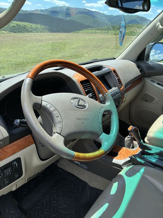 Автомобил Lexus GX470 (2004)