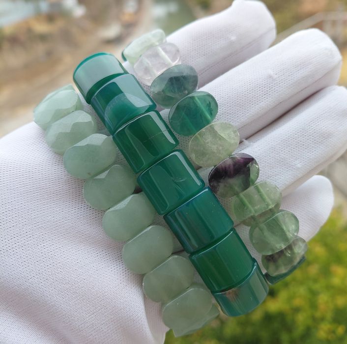 Браслеты с натуральными камнями.