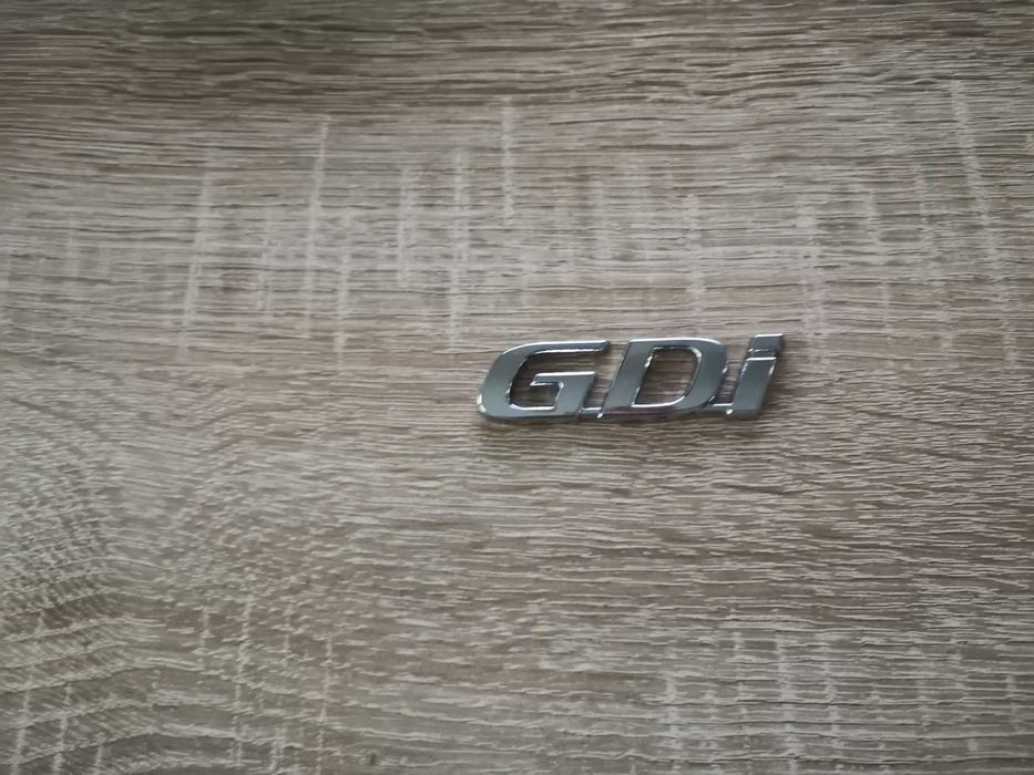 сребриста емблема Hyundai GDI