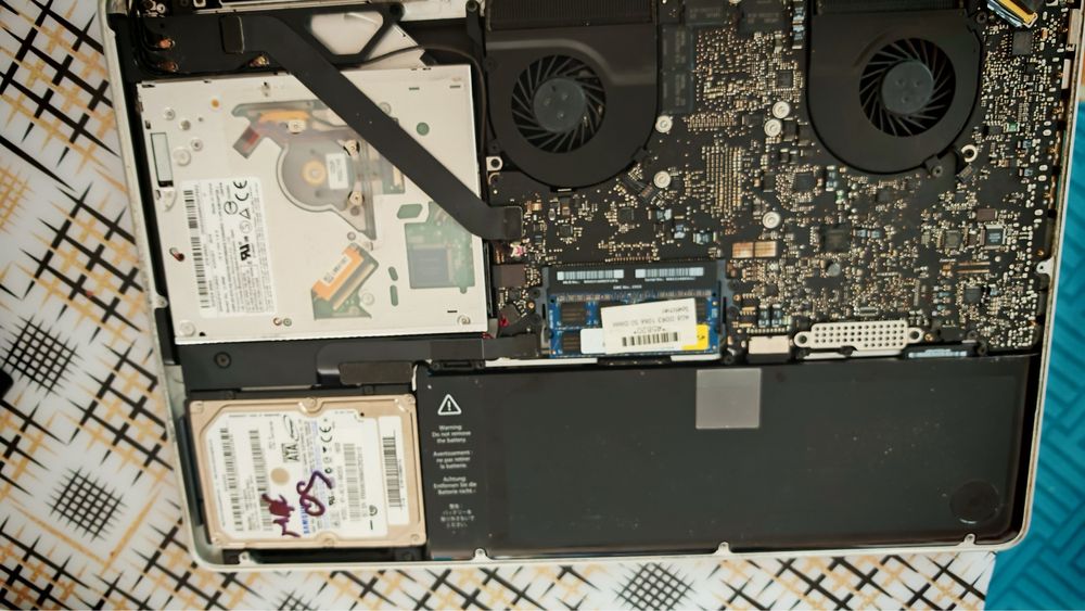 Laptop Apple MacBook Pro 2010, A 1286 i7 – ecran functional pentru piese / proiect,