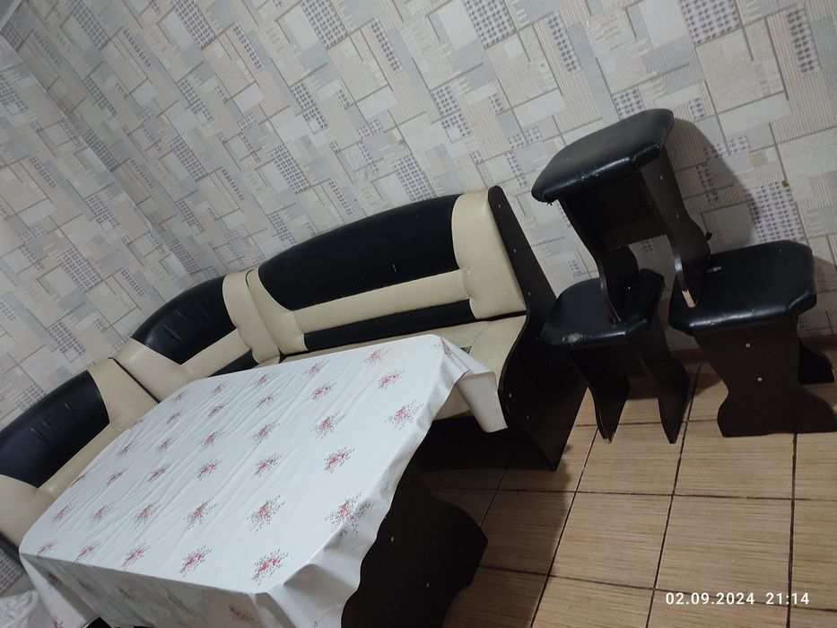 Кухонный уголок с четырьмя тобуретом