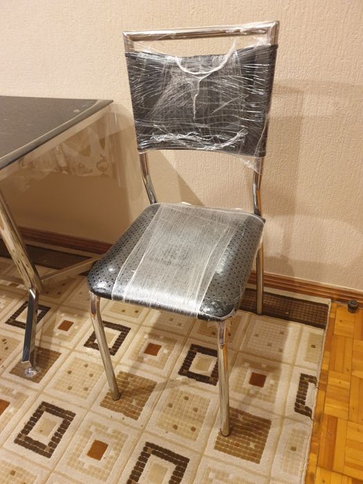 Продам стеклянный стол и четыре стула к нему!