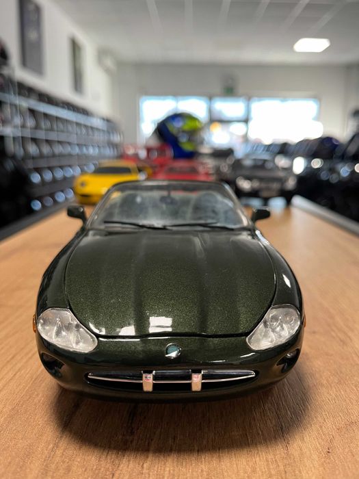 Метална колекционерска количка  модел JAGUAR XK-8 Cabriolet 2000г.1:18