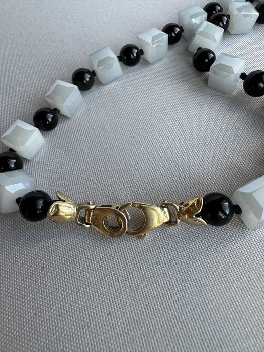 Colier lucrat manual din calcedonie, onix si argint