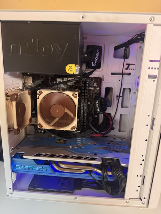 Vand pc  in stare foarte buna ofer si mouse tastatura casti