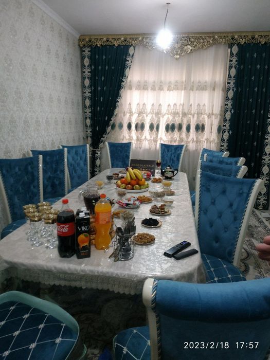 Stol va stullari yongoqdan  chixollar bn so9tiladi xolati juda yaxshi