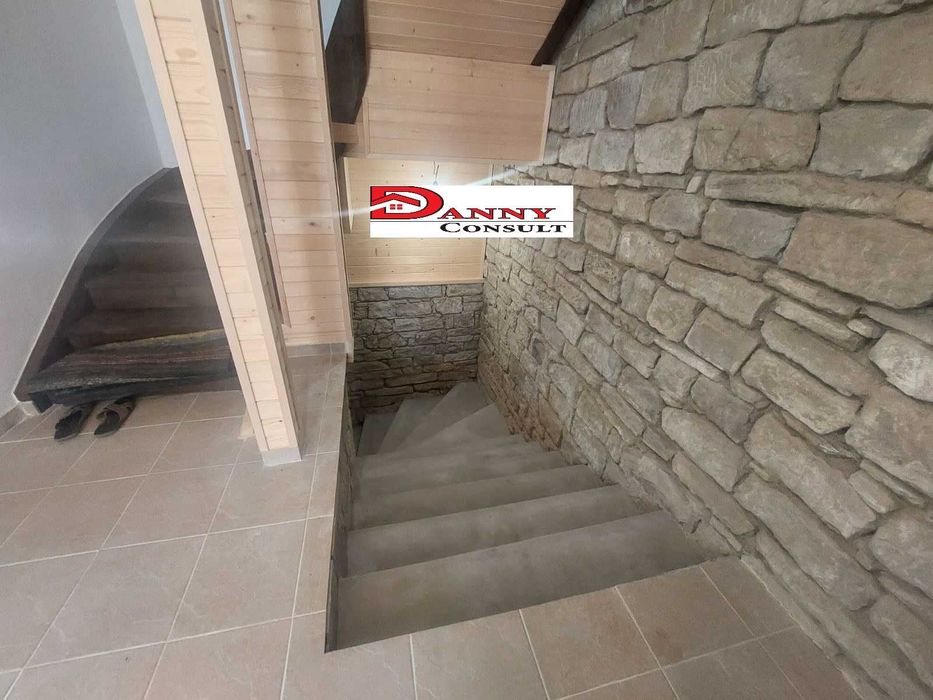 Двуетажна реновирана къща в с. Радевци - Габровски балкан