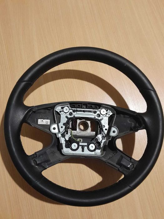 Продавам кожен волан за Мерцедес W212,W204