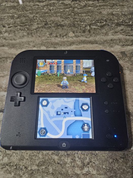 Vand nintedo 2 ds cu un joc lego