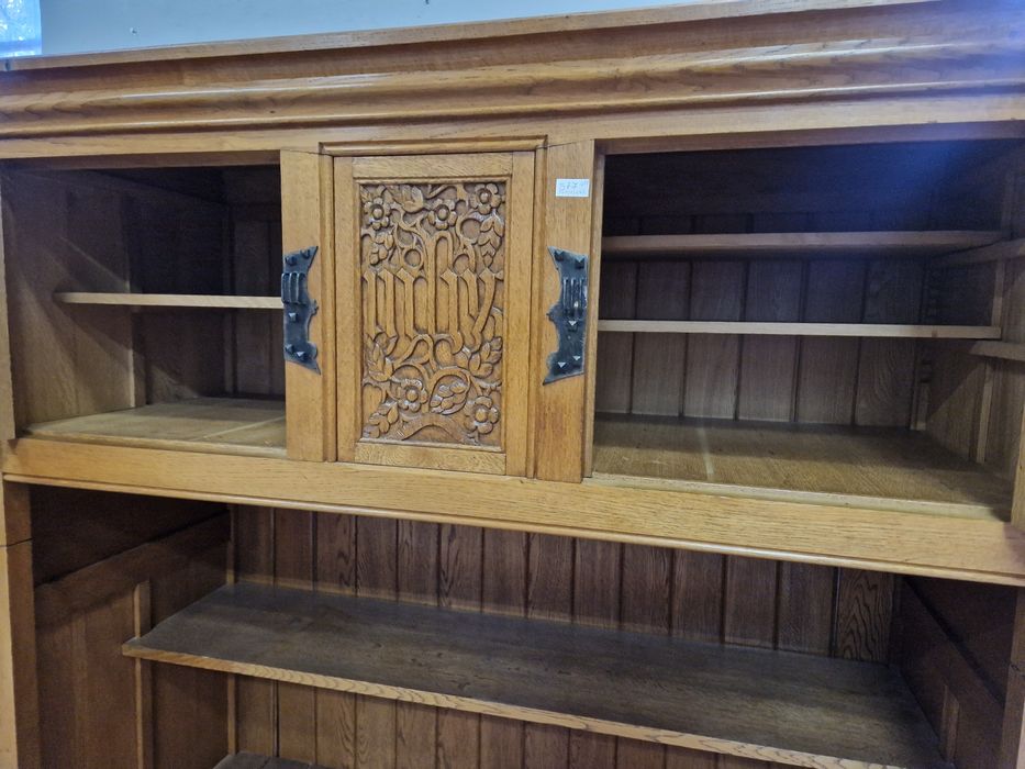 Старинен резбован шкаф с метален обков