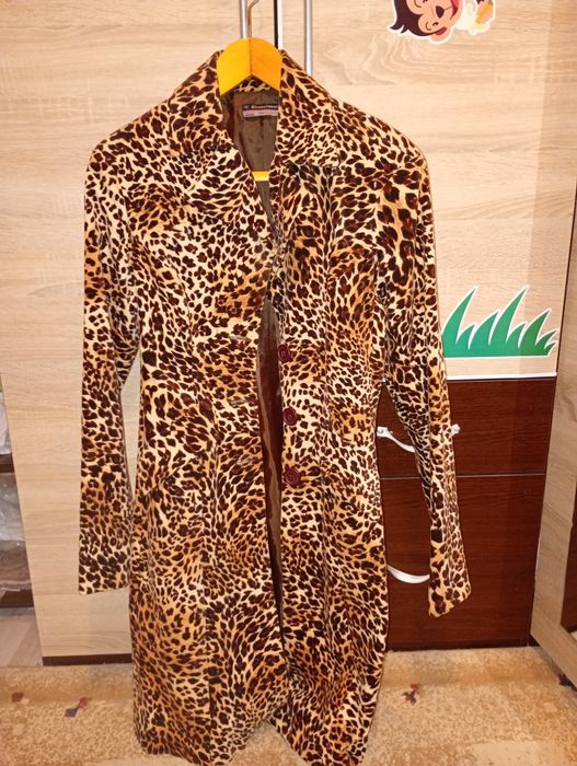 Продавам,дамско вталено  сако