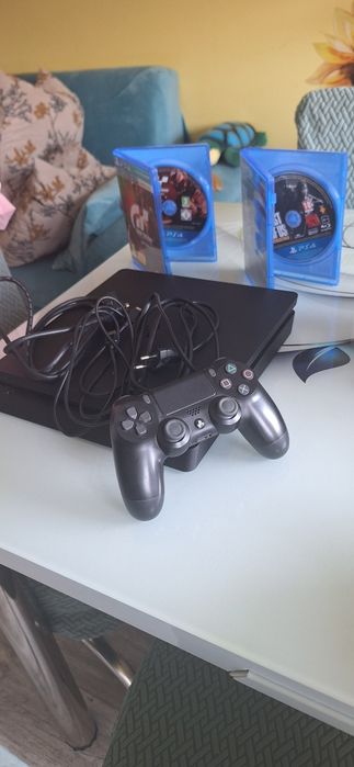 Playstation 4 Slim 1-TB + Две Игри