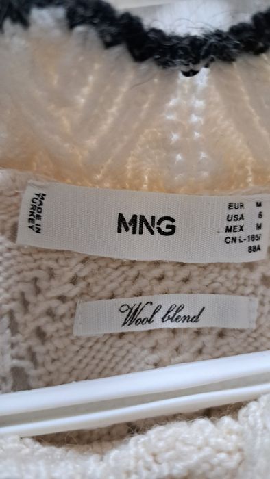 Бял пуловер Mango