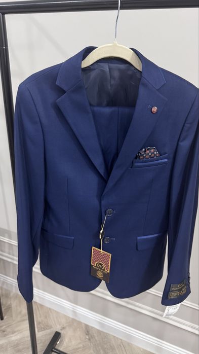 Продам НОВЫЙ классический костюм. Турция. Рост 158см