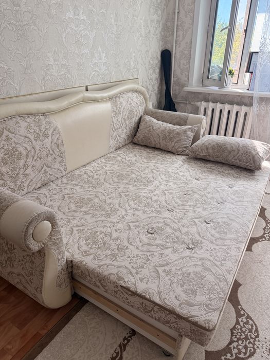 Диван двух местный для зала