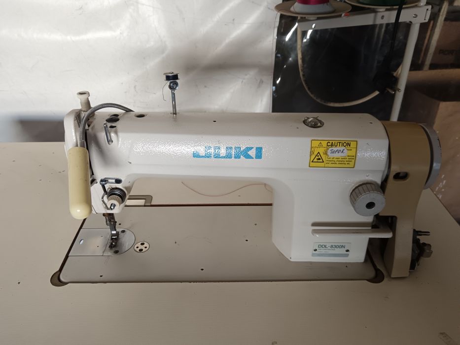 Mașina de cusut industrială Juki
