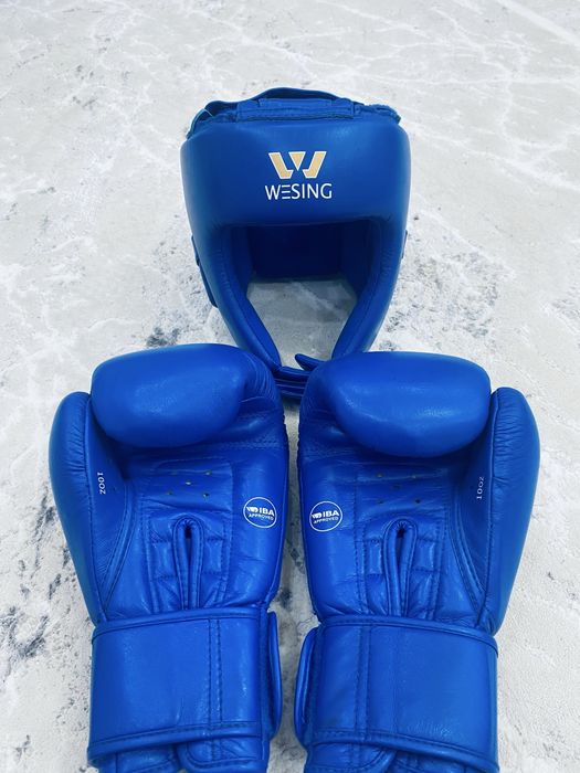 boxing wesing glove helmet