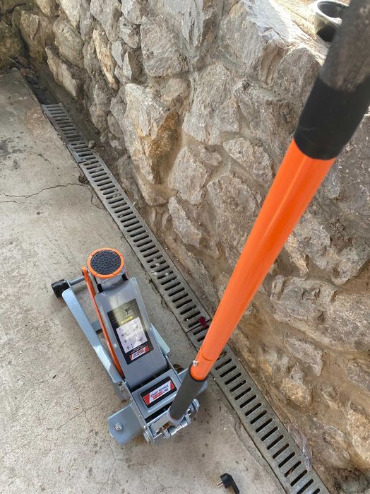 Cric hidraulic 4 tone robust pentru auto pret 749 lei