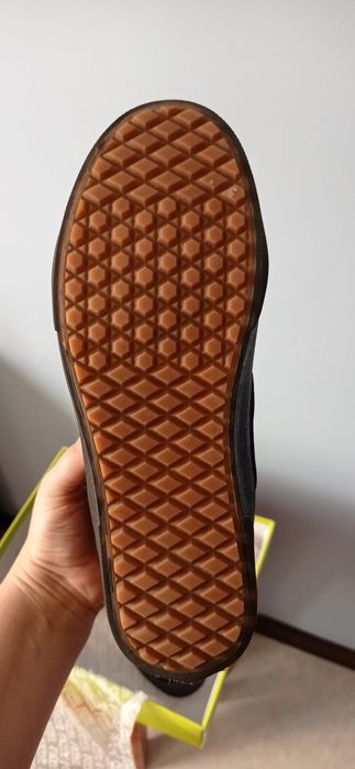 Продам высокие кеды Vans