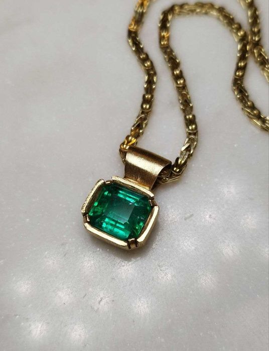 Елегантен златен медальон с естествен изумруд 2.54кт – 14K злато! Сертификат!