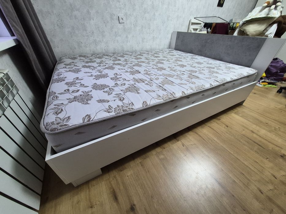 Двуспальная кровать с матрасом