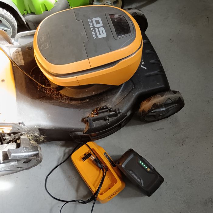 Mașina de tuns iarba stiga pe acumulator