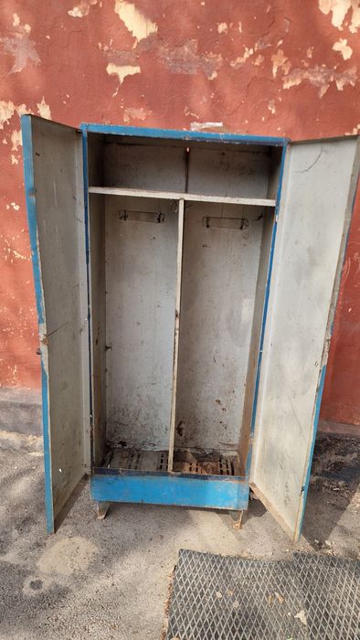 Шкаф железный продам
