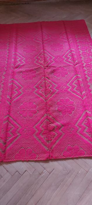 Macate tesute din lana moale.