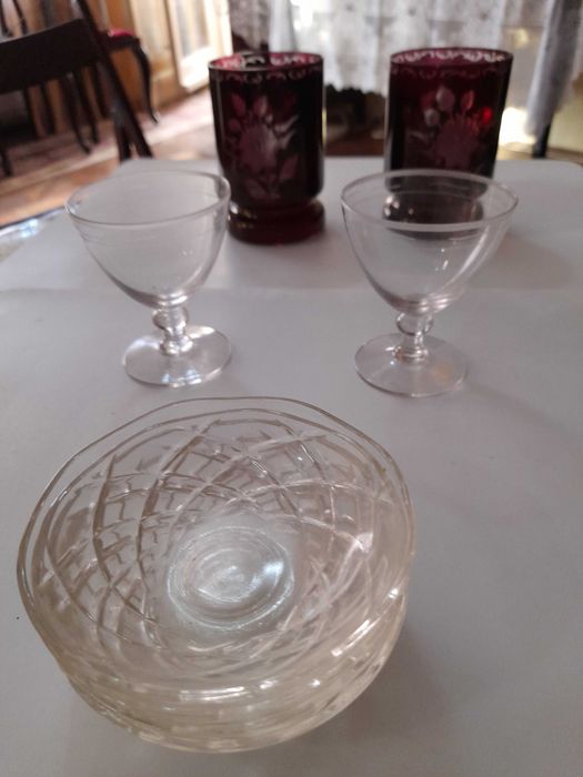 Pahare mov/grena tip Baccarat cristal vechi interbelic si albe aperitiv boluri sticla veche dulceata