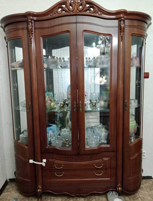 Продам сервант в зал / гостиную