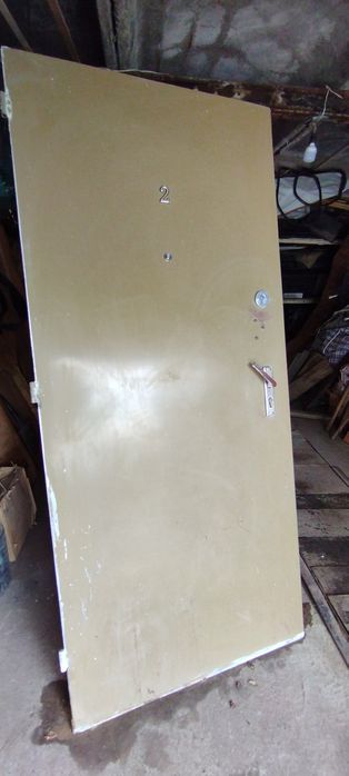 Продам железную дверь