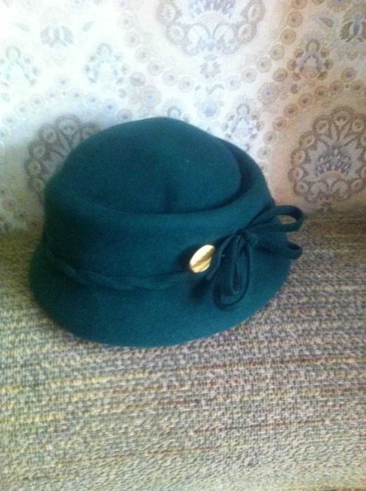 шляпки 50-х годов из фетра и бархата,украшенные янтарем,перламутром