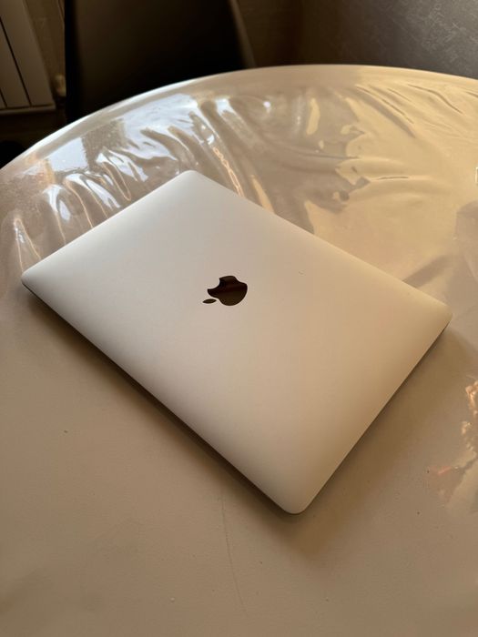 Macbook air 13 M1 8/256 silver