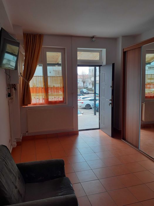Inchiriez apartament cu 2 camere