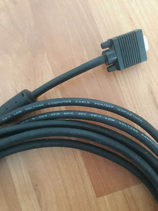 Vand diferite cabluri de conexiune/adaptor