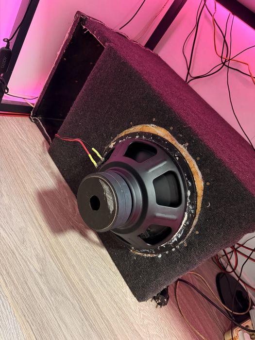 Vand subwoofer jbl cu tot cu incinta si statie