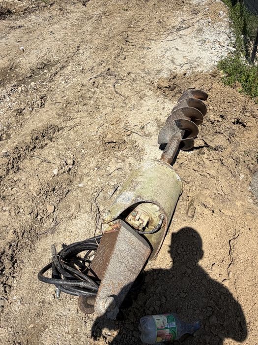 Burghiu hidraulic , buldoexcavator