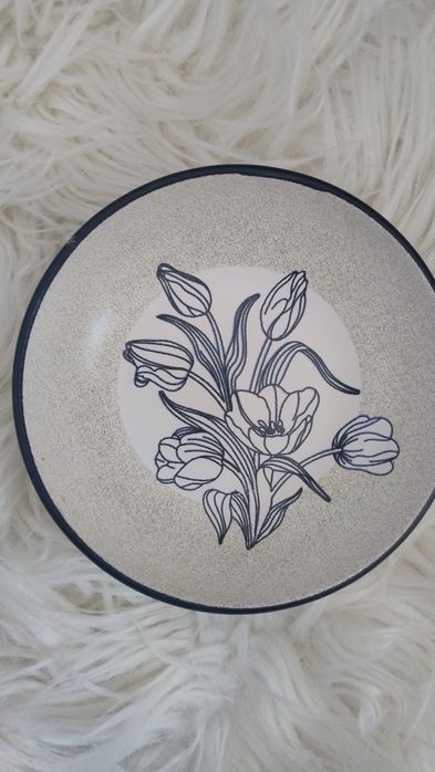 Порцеланови купички в лилави цветя и лалета