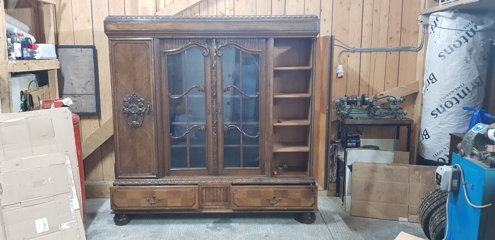 Vitrina antica sculptata