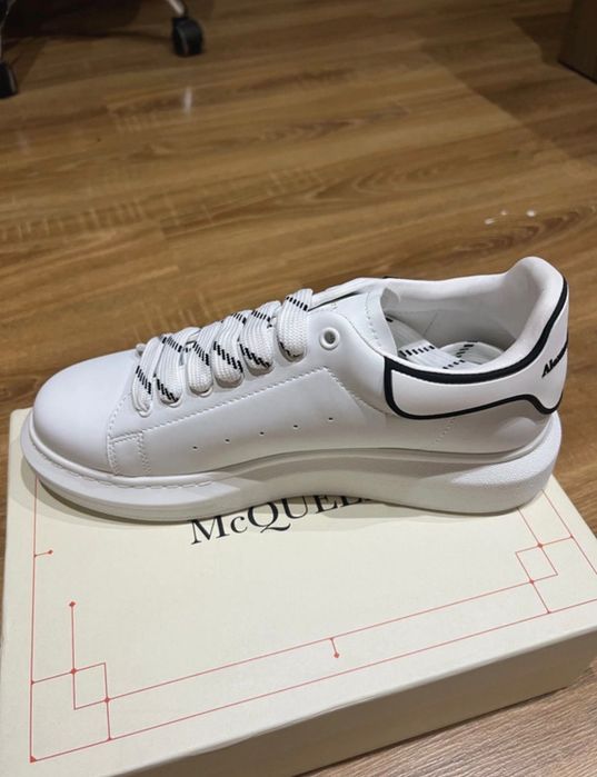 Alexander McQueen la DOAR 299 LEI