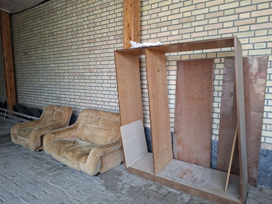Продается шкаф, диваны.