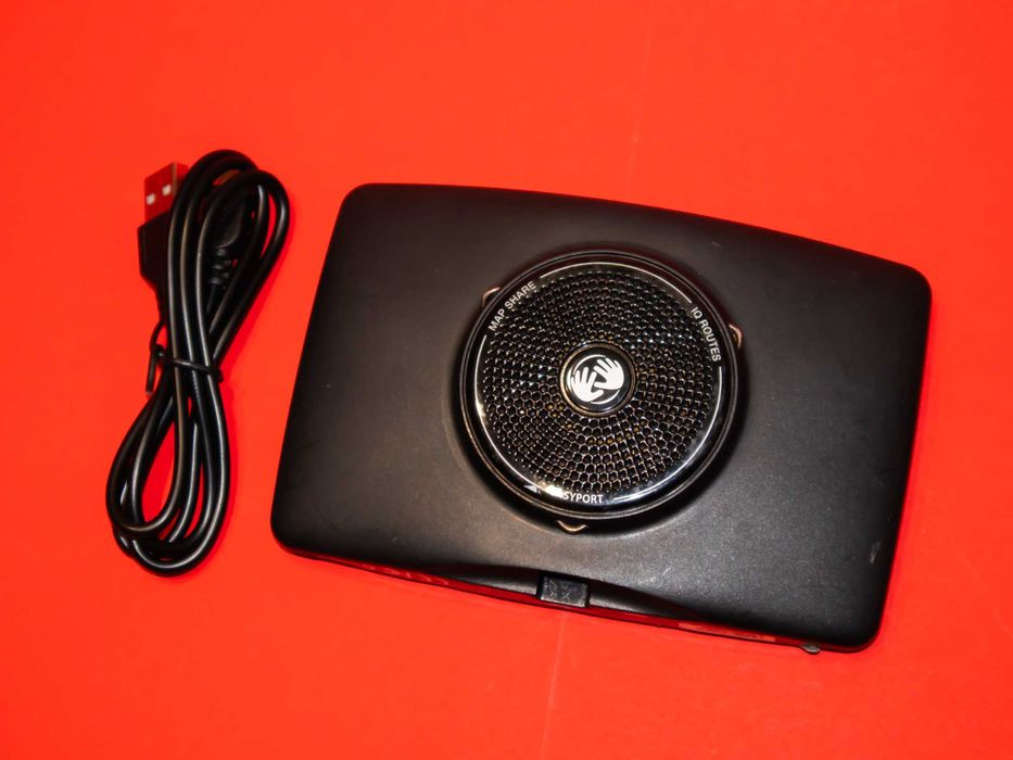 TomTom навигационна система GPS устройство с кабел и зарядно за кола